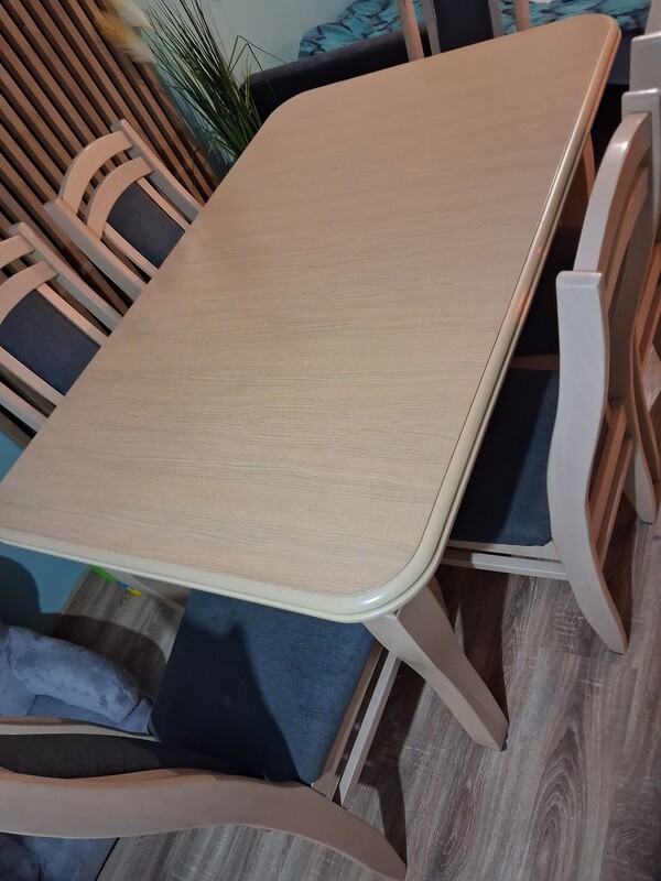 Elbląg Sprzedam dębowy solidny stół z 6 krzesłami. Wymiary 140x80,posiada 2 wkładki po 30cm do rozłożenia. Wymiary po