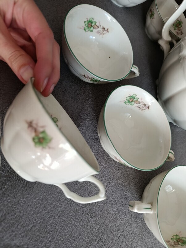 Elbląg Sprzedam zestaw kawowy Wałbrzych. Dzbanek, 5 talerzyków, 6 filiżanek oraz cukiernica. Stan bardzo dobry jedynie