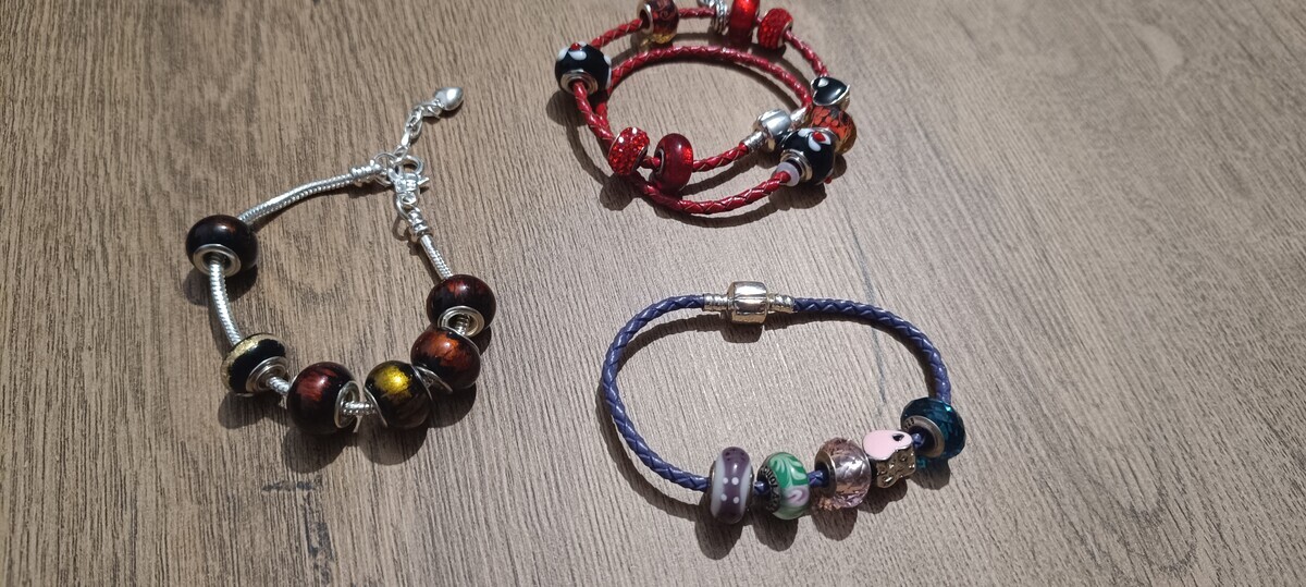 Elbląg Zestaw bransoletek z charmsami, stan wzorowy jak nowe, część srebrna. Doskonałe na prezent.