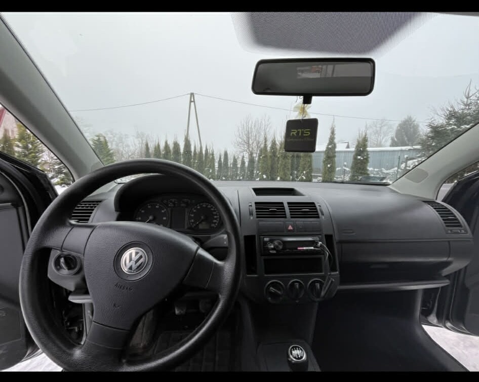 Elbląg Sprzedam volkswagen polo, stan wzorowy, kolor czarny. Nowe opony zimowe z listopada 2025.Nowy akumulator, nowy