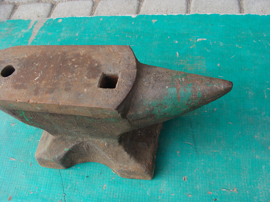 Elbląg Sprzedam kowadło staliwne, 25 kg, używane w bardzo dobrym stanie. długość-41,5 cm. szerokość-9 cm. wysokość18,5