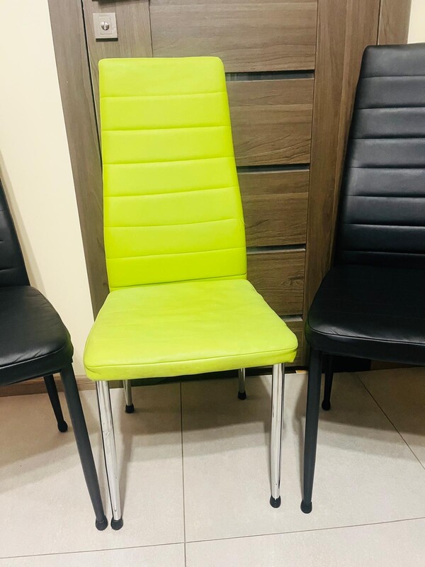 Elbląg Sprzedam 3 krzesła z ekoskory widoczne na zdjęciach. Cena za komplet. Odbiór osobisty w Elblągu w okolicy CH