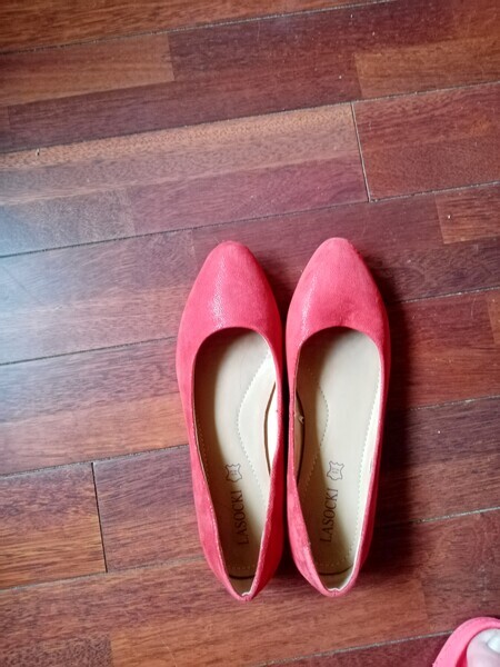 Elbląg Sprzedam sukienkę (kupiona w H& M).
Rozmiar 36.
Z tyłu haftka.
Na 165 cm wzrostu.
Na szczupłą osobę.