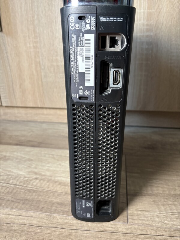 Elbląg Konsola Xbox 360 Sprzedam w pełni sprawną konsolę Xbox 360 w bardzo dobrym stanie, w zestawie z kablami i