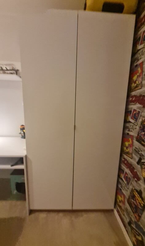 Elbląg Na sprzedaż: - szafa biała dwudrzwiowa o wym. szer. 100 cm, gł. 56 cm, wys. 205 cm - cena 300 zł - komoda szara