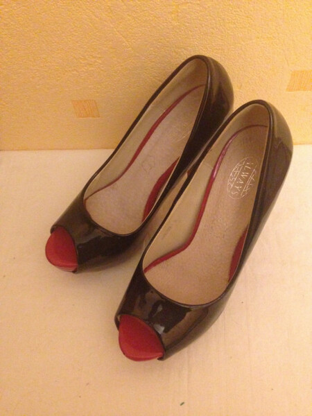 Elbląg 1.Piękne luksusowe klapki Nowe !!!
Glitzy Pleaser USA za 399 zł
2.Szpilki czarne nowe z czerwonym spodem