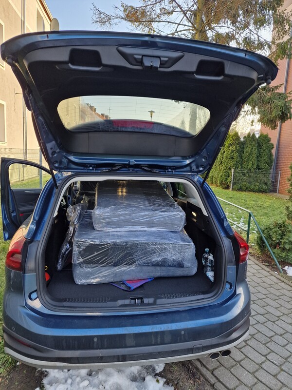 Elbląg Lewy kompaktowy narożnik PICOLLO z funkcją spania z przyjemnej tkaniny w kolorze ciemnej, zgaszonej zieleni.