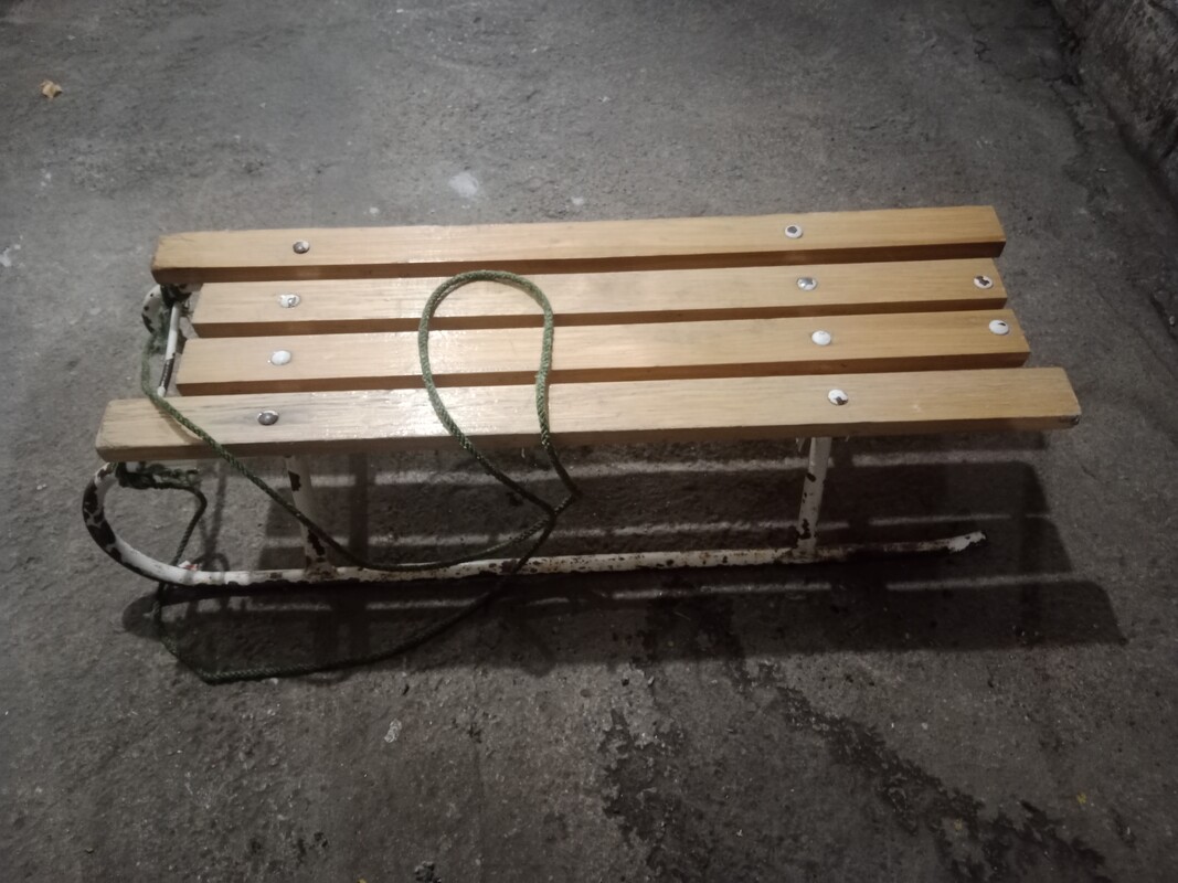 Elbląg Sprzedam sanki drewniane z czasów PRL. Stan widoczny na zdjęciach. Długość całkowita 86 cm, szerokość około 25