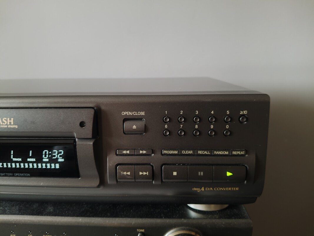Elbląg Sprzedam dwa deci i CD Technicsa w bardzo dobrym stanie, CD posiada pilot. Wiecej informacji telefonicznie