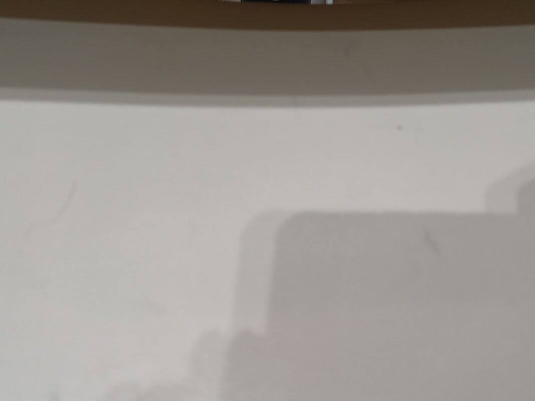 Elbląg Biurko IKEA Micke w kolorze jasnego drewna z metalową nogą. Posiada szufladę oraz otwór na kable. W stanie