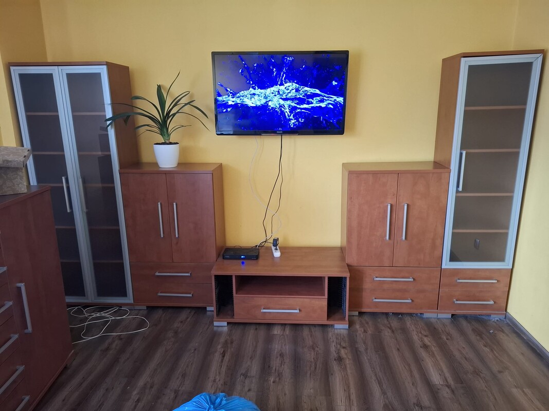 Elbląg Sprzedam meble. Stan dobry.
Witryna szer. 68 cm, gł. 38 cm, wys. 187 cm
Szafka rtv szer. 98 cm, gł. 53 cm,