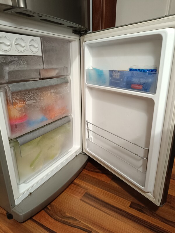 Elbląg Sprzedam lodówke z zamrażarką i kostkarką do lodu firmy LG Electrocool, Wymiary szer.60 wys.179cm. Odbiór