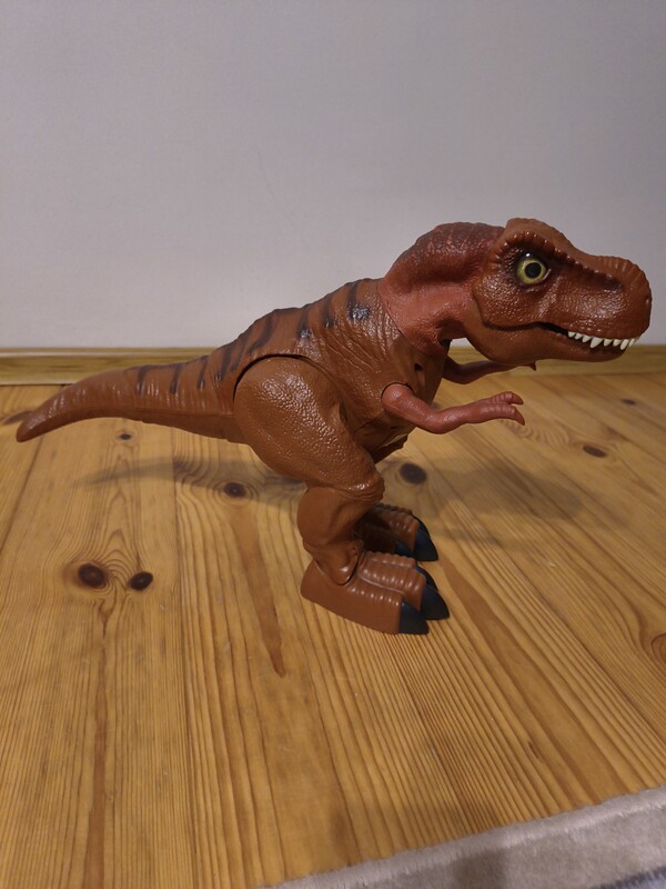Elbląg Sprzedam dużego, interaktywnego dinozaura. Wysokość 30 cm, długość 50 cm. Dinozaur chodzi, wydaje dźwięki, rusza