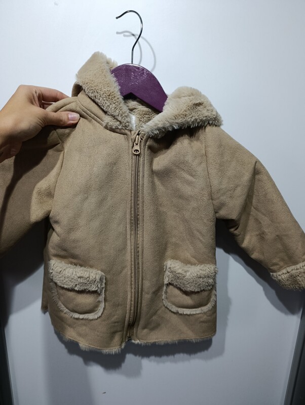 Elbląg Sprzedam futerko dla dziewczynki z kapturem z uszkami. Stan bardzo dobry. Bardzo przyjemny materiał. Rozmiar 98