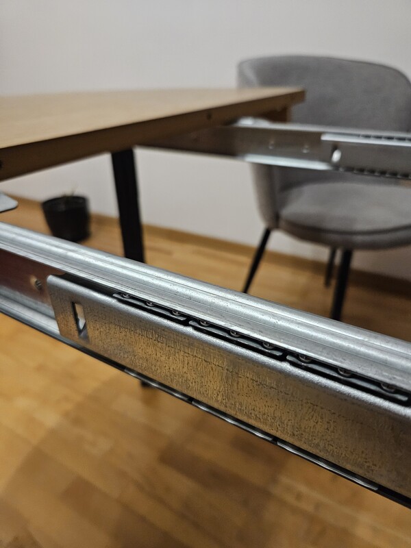 Elbląg Stół okrągły rozkładany + krzesła. Średnica stołu 1m, z jedną wstawką 1.5 m, z dwiema wstawkami 2 m. Kolor