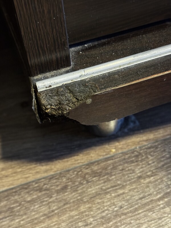 Elbląg Czarna komoda RTV ze szklanym blatem.