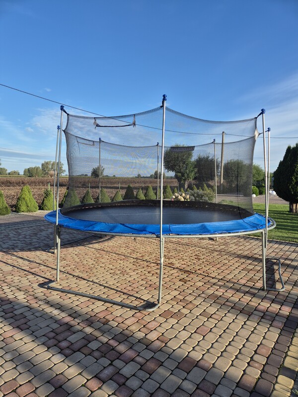 Elbląg Sprzedam trampoline ogrodową w dobrym stanie, średnica trampoliny 430cm. Wysokość 260cm. Wysokość do wejścia
