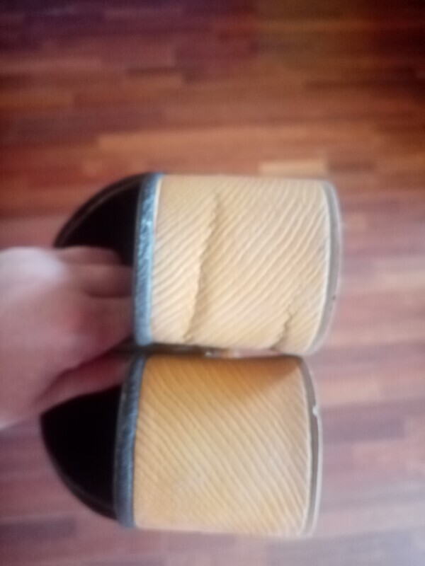 Elbląg Sprzedam. 
Japonki używane kilka razy ((rozmiar 38 lub 39)
Pantofle założone tylko raz (rozmiar 40). 
Klapki