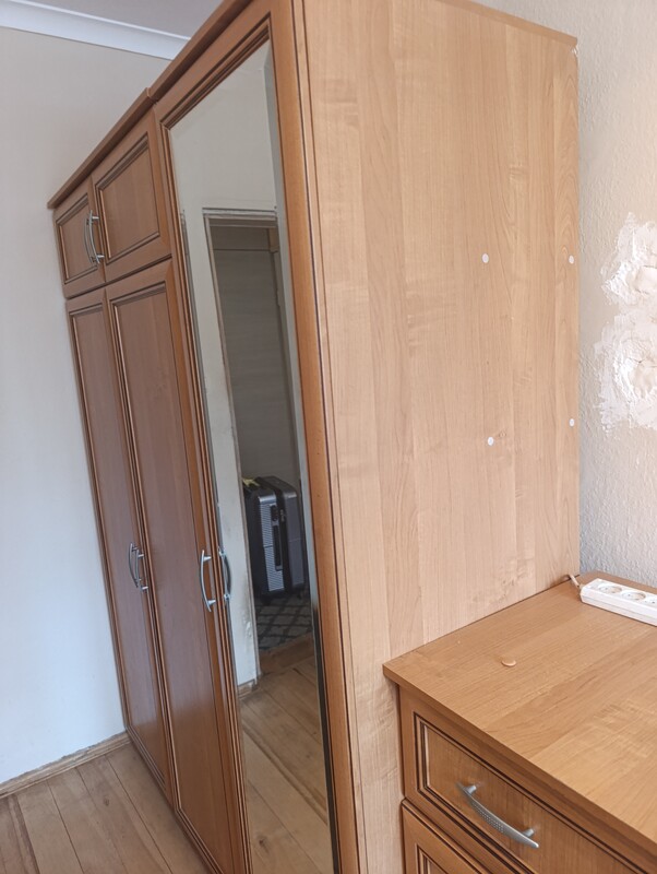 Elbląg Oddam szafę z lustrem 150 cm oraz komodę z 4 szufladami. Kolor olcha.