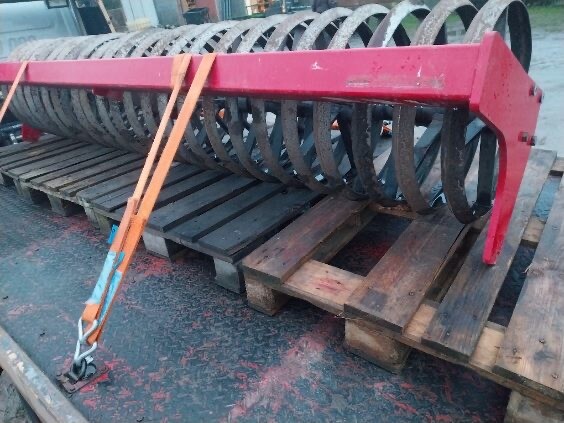 Elbląg Sprzedam:
1) talerzówka Kverneland 380 szer. , robocza, cena 2600 zł;
2) wał daszkowy szer 3m, średnica 60cm,