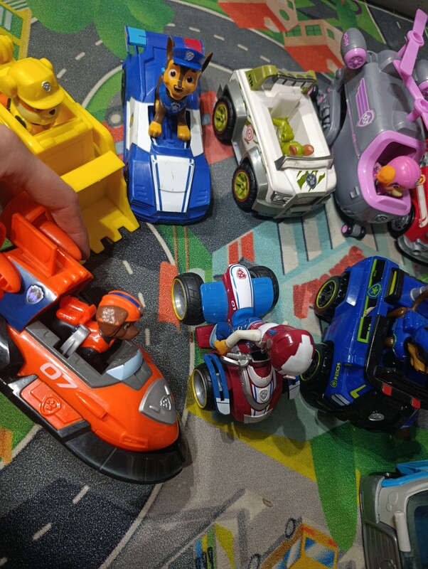 Elbląg Sprzedam zestaw Psi patrol. BRAK PATROLOWCA i ŁODZI PODWODNEJzestaw piesków z autami. Cena za całość. Wszystko