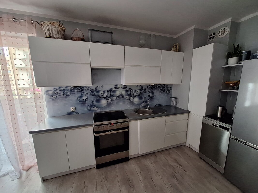 Elbląg Sprzedam mieszkanie 2 pokojowe w centrum Elbląga, dwa balkony, winda, teren ogrodzony, ogłoszenie prywatne.