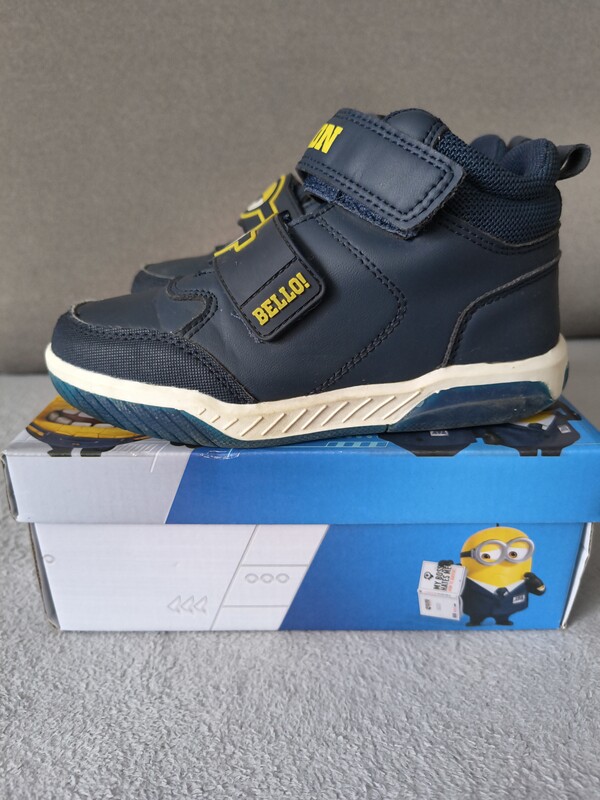 Elbląg Sprzedam używane buty sportowe Cool Club Minionkii w rozmiarze 30,długość wkładki wewnątrz 19 cm. Buty są w