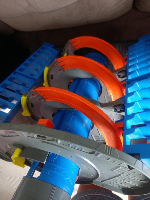 Elbląg Sprzedam tor garaż hotwheels. Stan bardzo dobry wszystko sprawne jedynie do umycia bo stał długo nie używany.