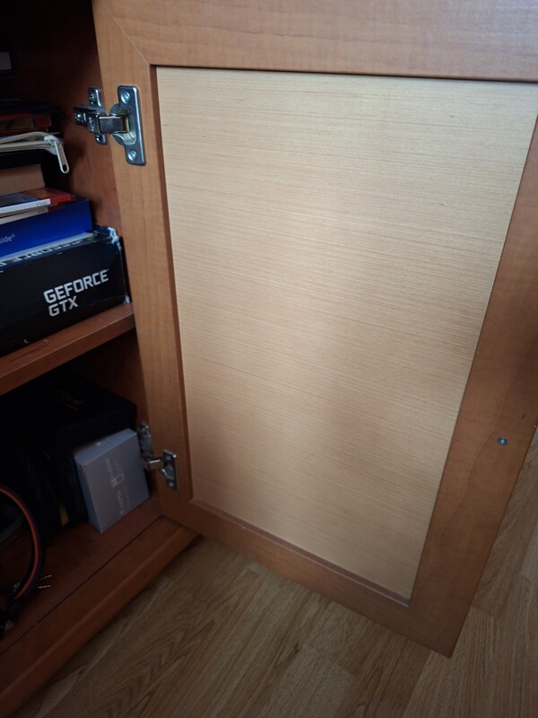 Elbląg Sprzedam 2 komody, stan dobry. Kolor calvados, przody wykończone rattanem. Do ewentualnego odświeżenia. Bardzo