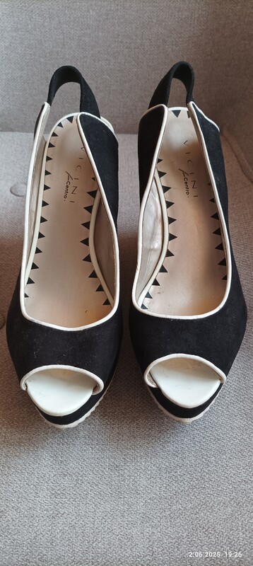 Elbląg Mam do sprzedania damskie czarne zamszowe buty-sandały na koturnie rozmiar 38 firmy Vicini. Sandały są jak