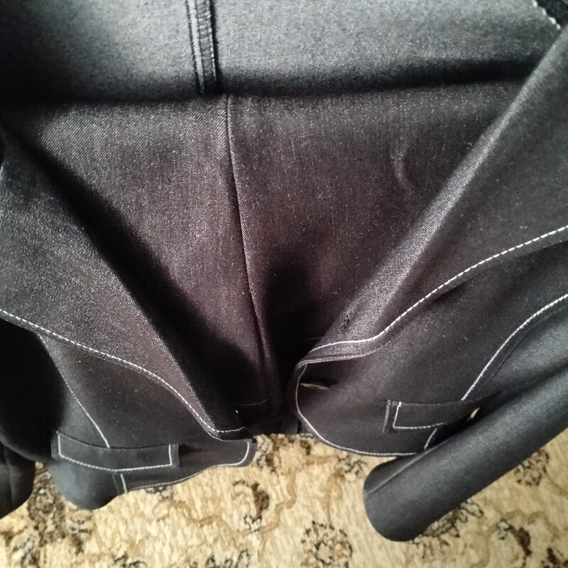 Elbląg Sprzedaję garsonki w różnych kolorach i rozmiarach, całe komplety, czyste, odświeżone. .
Rozmiar 44,46,oraz 44