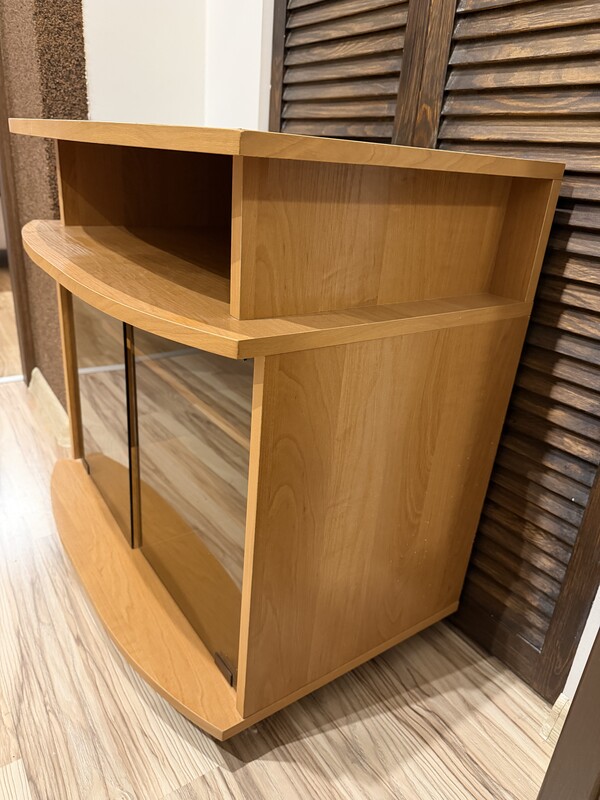 Elbląg Sprzedam szafkę pod telewizor w stanie ogólnym dobrym. Wysokość ok 65 cm, głębokość 44 cm, szerokość 66 cm.