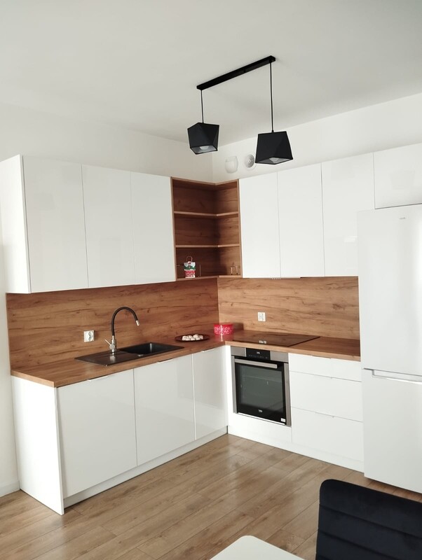 Elbląg 2 pokojowe mieszkanie z balkonem w nowoczesnym bloku z windą z naziemnym miejscem postojowym w cenie.