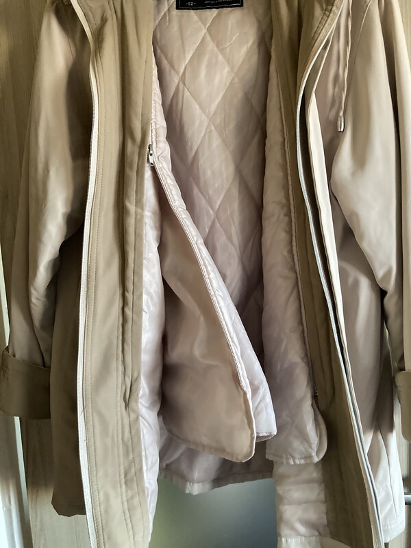 Elbląg Kurtka damska rozm.46,z kapturem i z podpinką, w kolorze jasnego beżu z elementami ciemnego beżu. Zapinana na