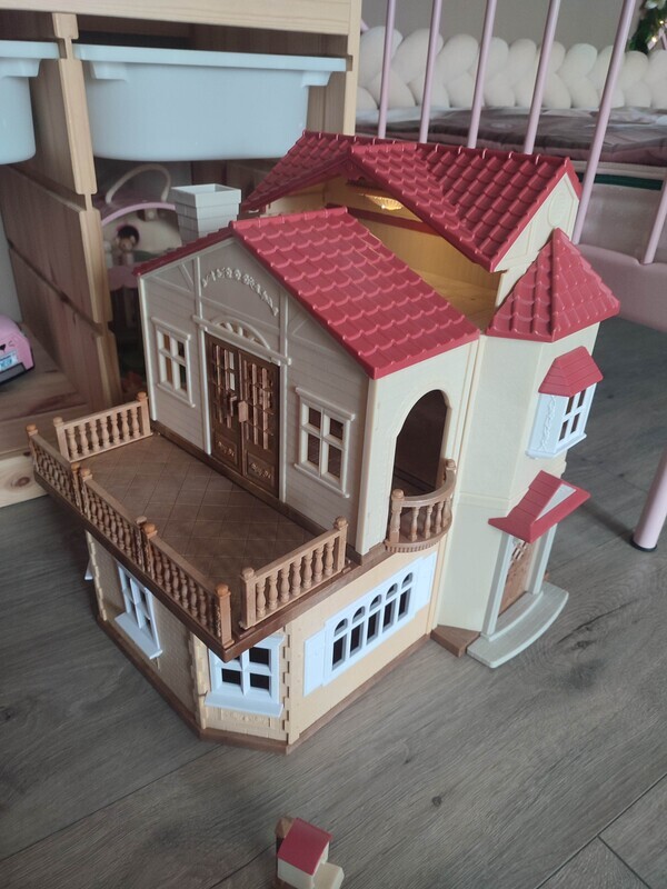 Elbląg Sprzedam domek Sylvanian families w idealnym stanie. Kupiony dwa tygodnie temu. Zmieniłysmy koncepcję z córką i