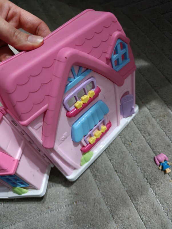 Elbląg Sprzedam rozkładany domek z małymi laleczkami i meblami. Stan bardzo dobry. Kontakt sms