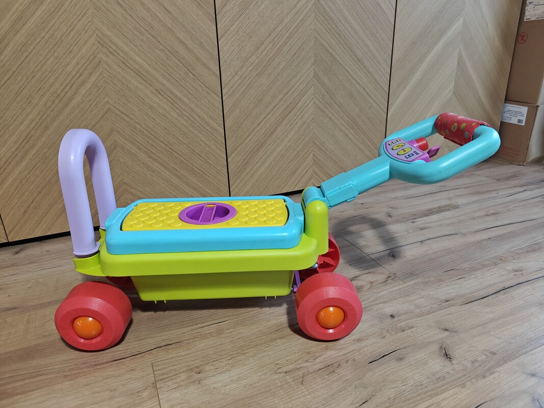 Elbląg Jeździk TAF TOYS z dodatkami. Mama do sprzedania jeździk w bardzo dobrym stanie. Dodatkowo narzędzia w kuferku.