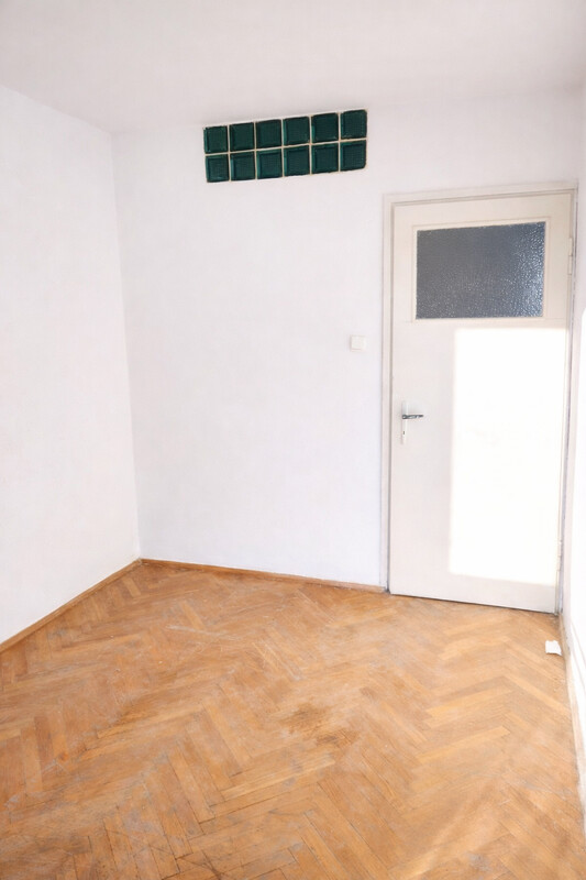 Elbląg 3 pokoje pełne światła z jasnym salonem i balkonem – idealne na wspólny czas i spotkania. To mieszkanie