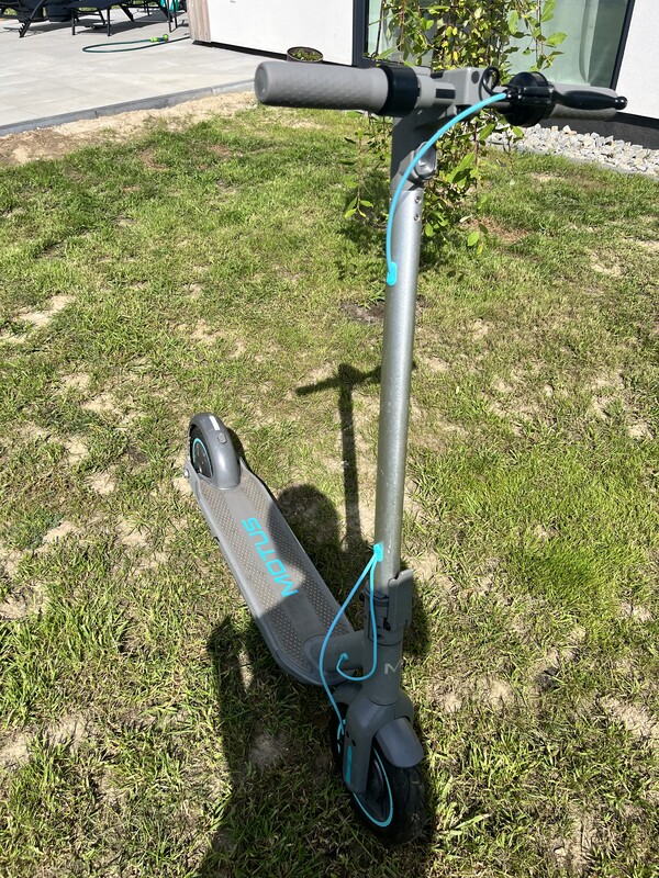 Elbląg Sprzedam dwie hulajnogi Motus Scooty 10 na części. W jednej nie działa mechanizm odpowiedzialny za ładowanie i