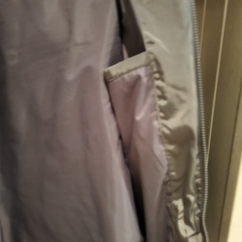 Elbląg Sprzedam zimową kurtkę rozmiar XXL koloru khaki. Jest to rozmiar 44,dłuższa, ocieplana, kaptur odpinany, stan
