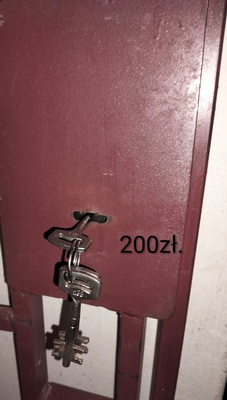 Elbląg Krata do piwnicy, jako dodatkowe zabezpieczenie drzwi, wzmocniona z ościeżnicą, zamykana na klucz. Wymiar kraty