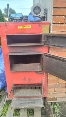 Elbląg Sprzedam piec co zasypowy na miał, drewno, węgiel, pelet 25 kw. Wyposazony w sterownik, dmuchawę i pompkę. Piec