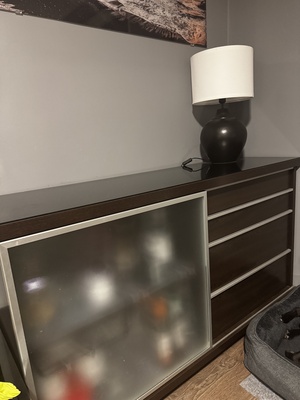 Elbląg Czarna komoda z szufladami, szklany blat.