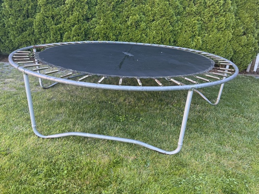 Elbląg Oddam trampolinę o średnicy 3m i wysokości 74cm. Stan jak na zdjęciu. W zamian oczekuję kartonika Perły Export.