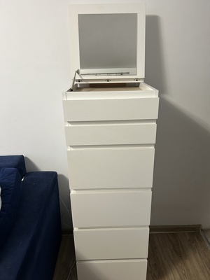 Elbląg Praktyczna komoda z lustrem z kolekcji Malm (Ikea), idealna do przechowywania ubrań i dodatków. Posiada 6