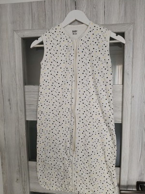 Elbląg Sprzedam dwa śpiworki ( w kropki- cieńszy 90 cm) ( w zwierzątka grubszy- 86-98cm) i dwa kombinezony (biały,