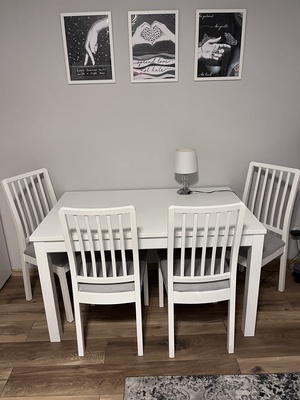 Elbląg Stylowy, biały stół z czterema krzesłami to eleganckie i funkcjonalne rozwiązanie do Twojej jadalni lub kuchni.