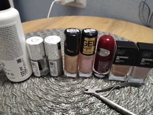 Elbląg Sprzedam okazyjnie zestaw do manicure paznokci oraz lakiery żelowe szt 5 + cążki do skórek. Wszystko zakupione