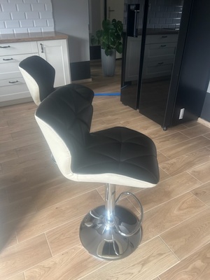 Elbląg Sprzedam dwa hokery, stołki barowe. Stan widoczny na zdjęciach. Posiadam 2 sztuki, sztuka - 50 zł. Odbiór