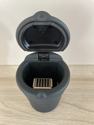 Elbląg Sprzedam nową popielniczkę samochodową